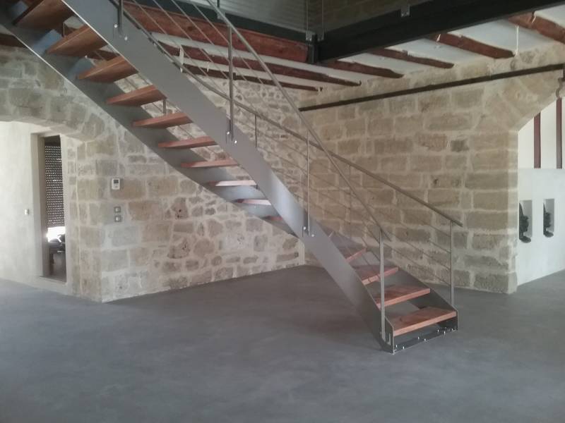 escalier moderne limon métal et marches bois pose à ales gard