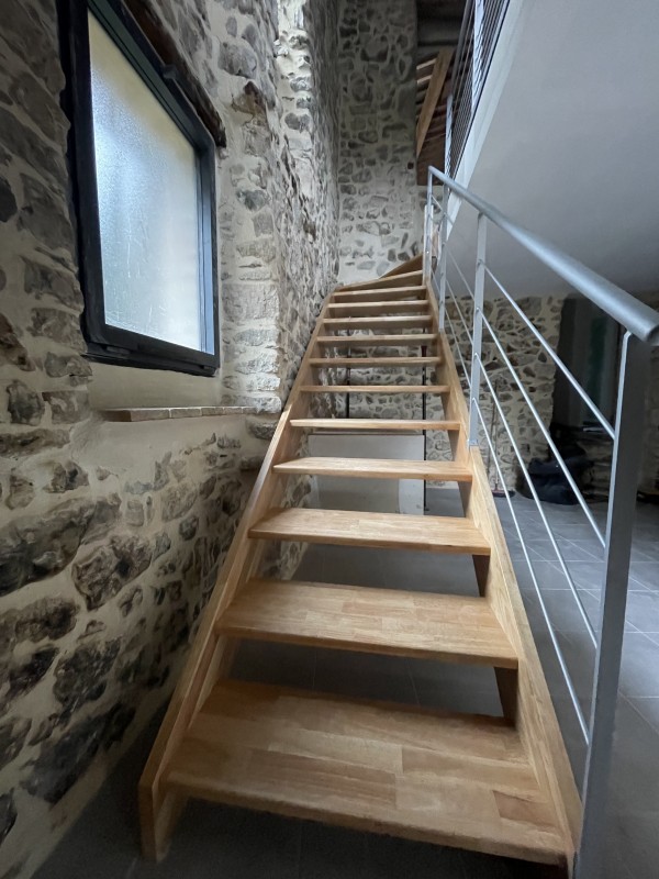 Escalier droit en hévéa avec rampe et garde-corps en fer