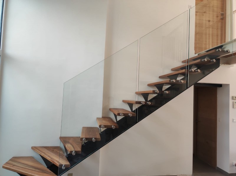 escalier métal avec marches en noyer et rampe en verre