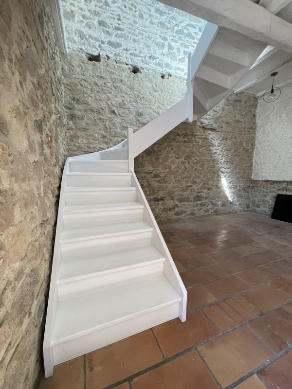 Escalier 2/4 tournant limon, marches et contremarches peint blanc