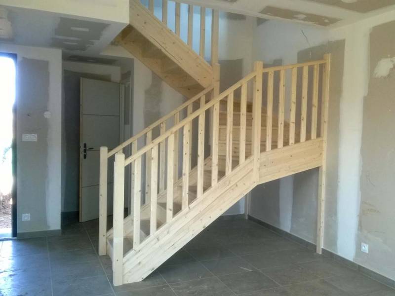  Cet escalier peut être installé dans les départements suivants :  07-13-30-34-83-84- Ardèche,Bouches du Rhône,Gard,Hérault,Vars,Vaucluse .escalier 2 quart tournant en sapin avec balustres bois avignon 84