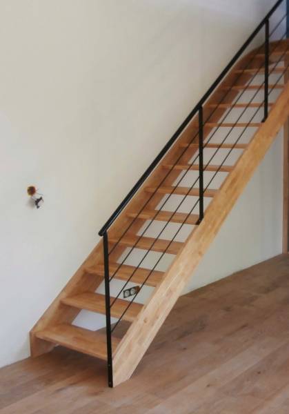 frabrication et installation escalier en bois hévéa avec rampe métallique arles bouche du rhône