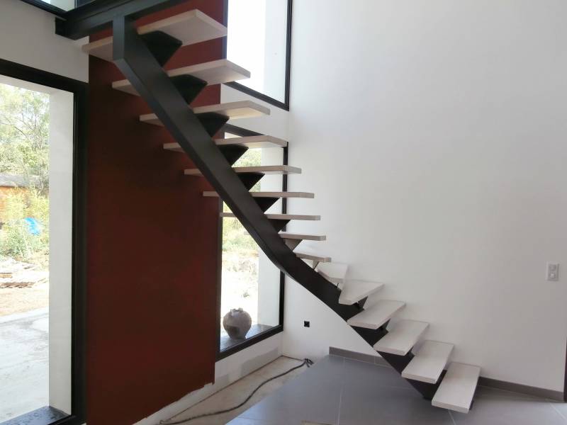 escalier contemporain métal et marches bois pose à ales cévennes
