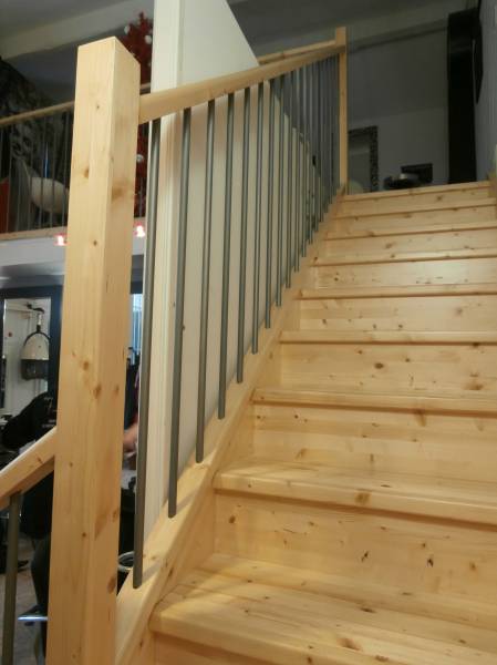 escalier droit en bois et balustres alu posé à ARLES 13