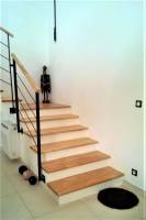 marches bois vernis sur escalier béton à arles 13