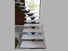 marches bois blanchies sur escalier métal à avignon 84